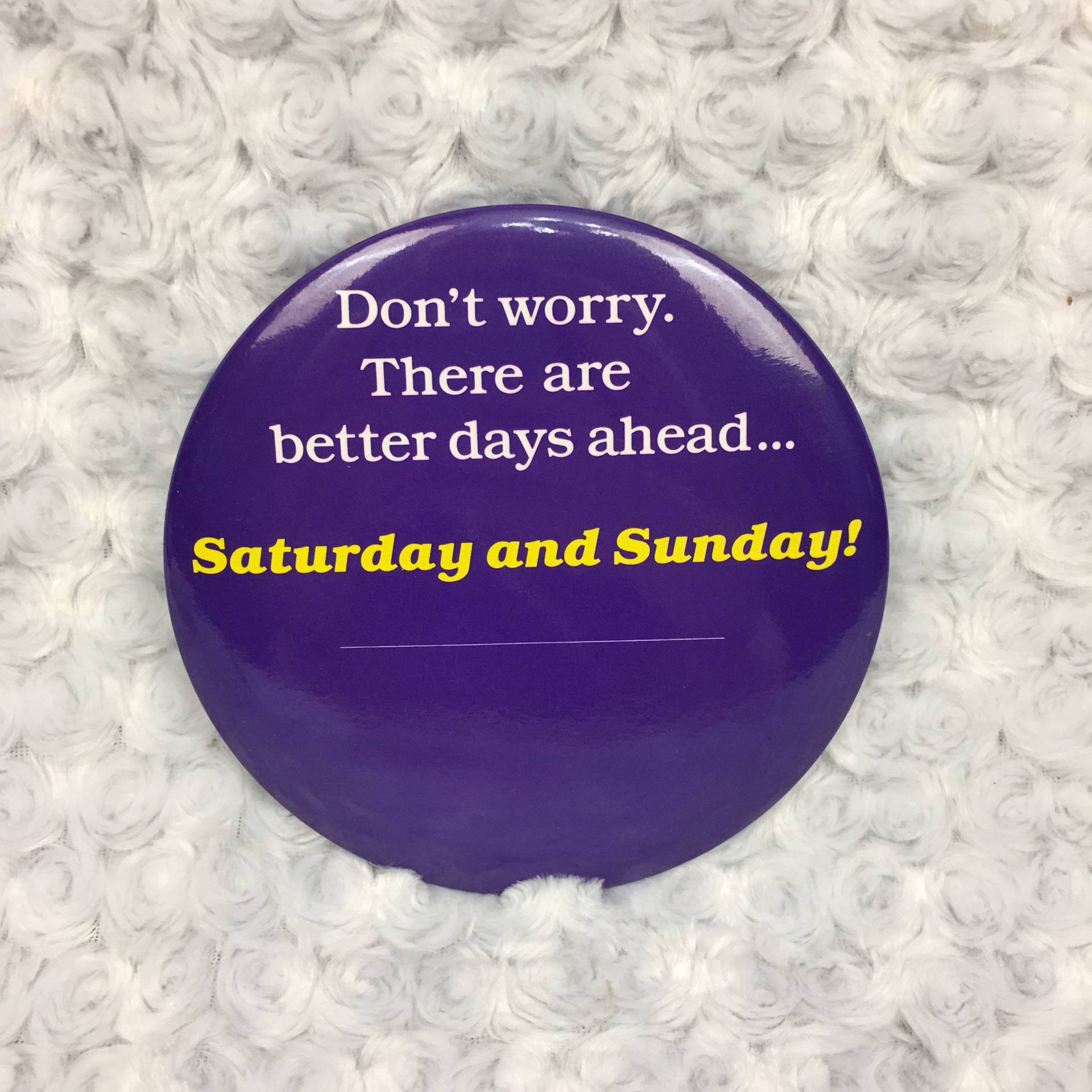 Große Runde Lila Neuheit Pinbacks Buttons Mit Lustigem Zitat Samstag Und Sonntag von TheAvenueProject