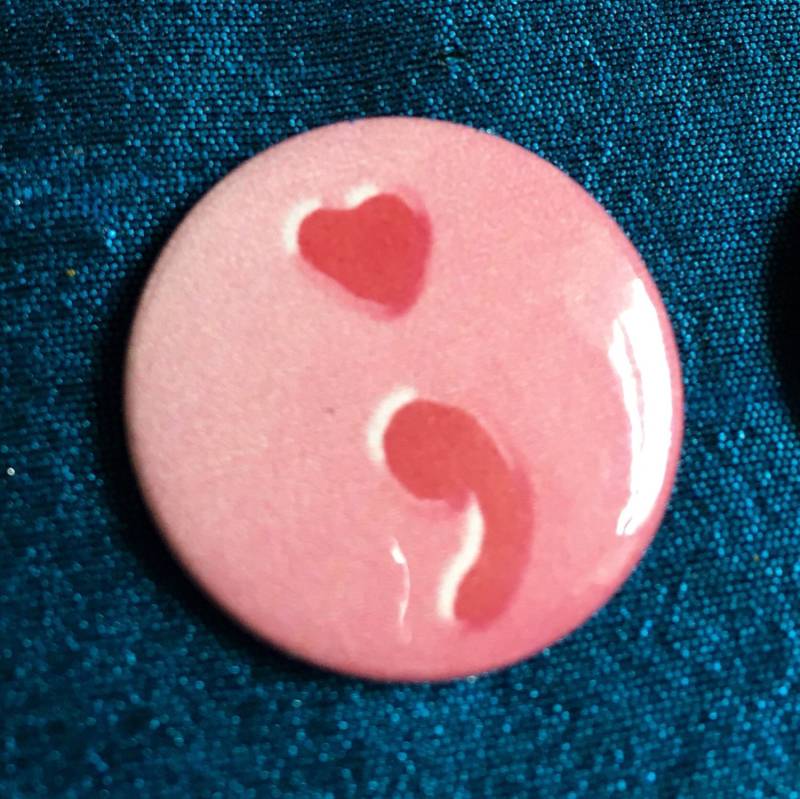 Semi-Colon Herz 25mm Abzeichen von TheBadgeCave