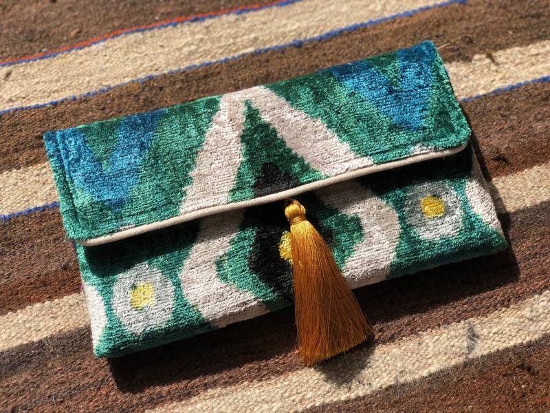 Grüne Ikat Samt Clutch Bag Handgefertigte Boho Abend Handtasche von TheBagroomCo