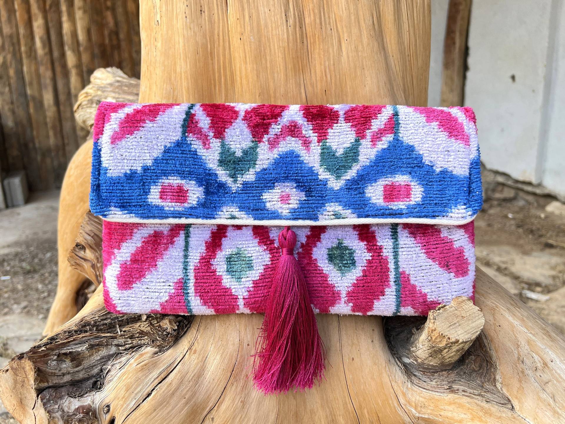 Handgefertigte Ikat Samt Clutch Bag Blaue Und Rote Seide, Mit Quaste von TheBagroomCo