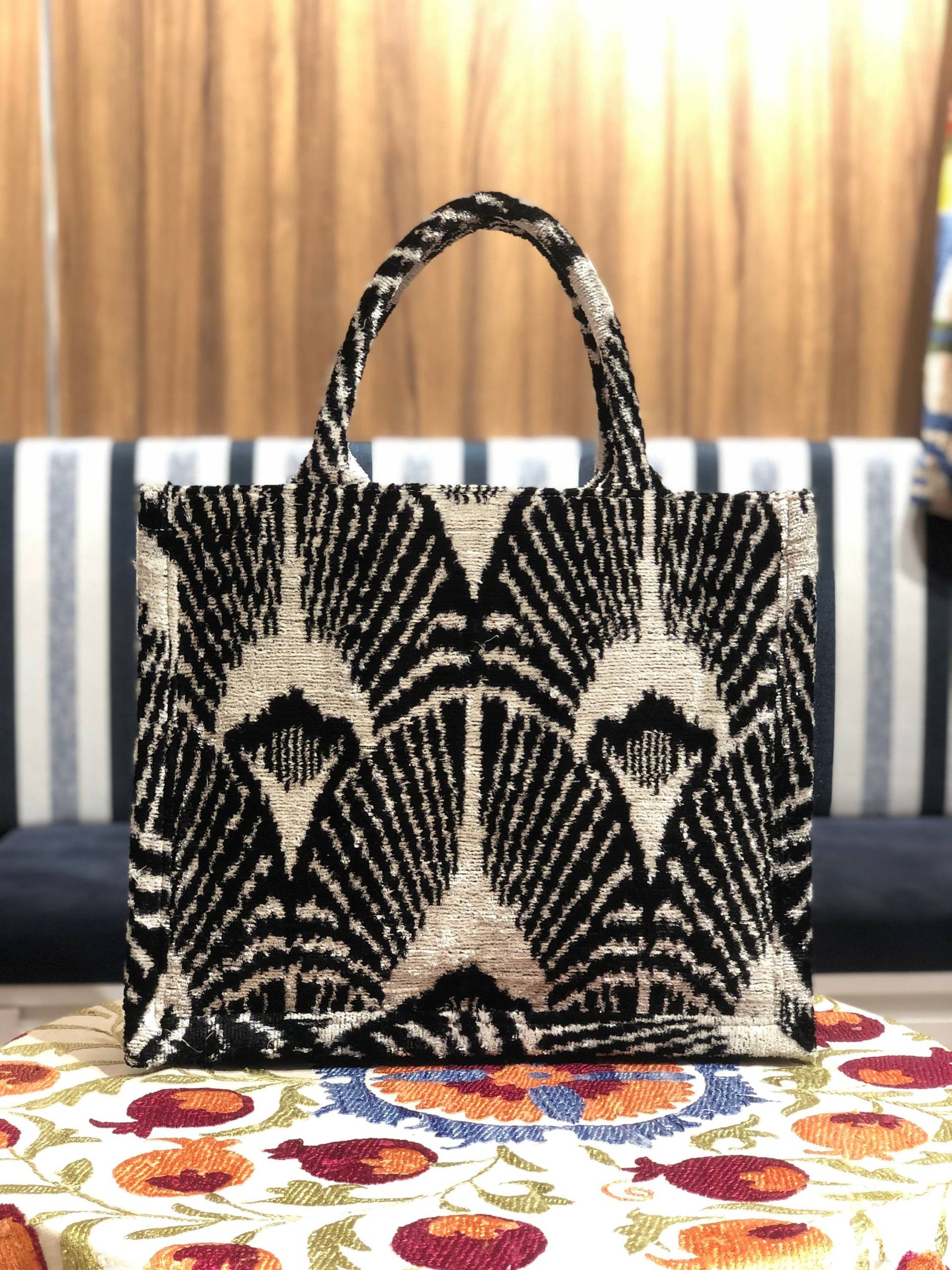 Handgemachte Black & White Ikat Samt Tragetasche von TheBagroomCo