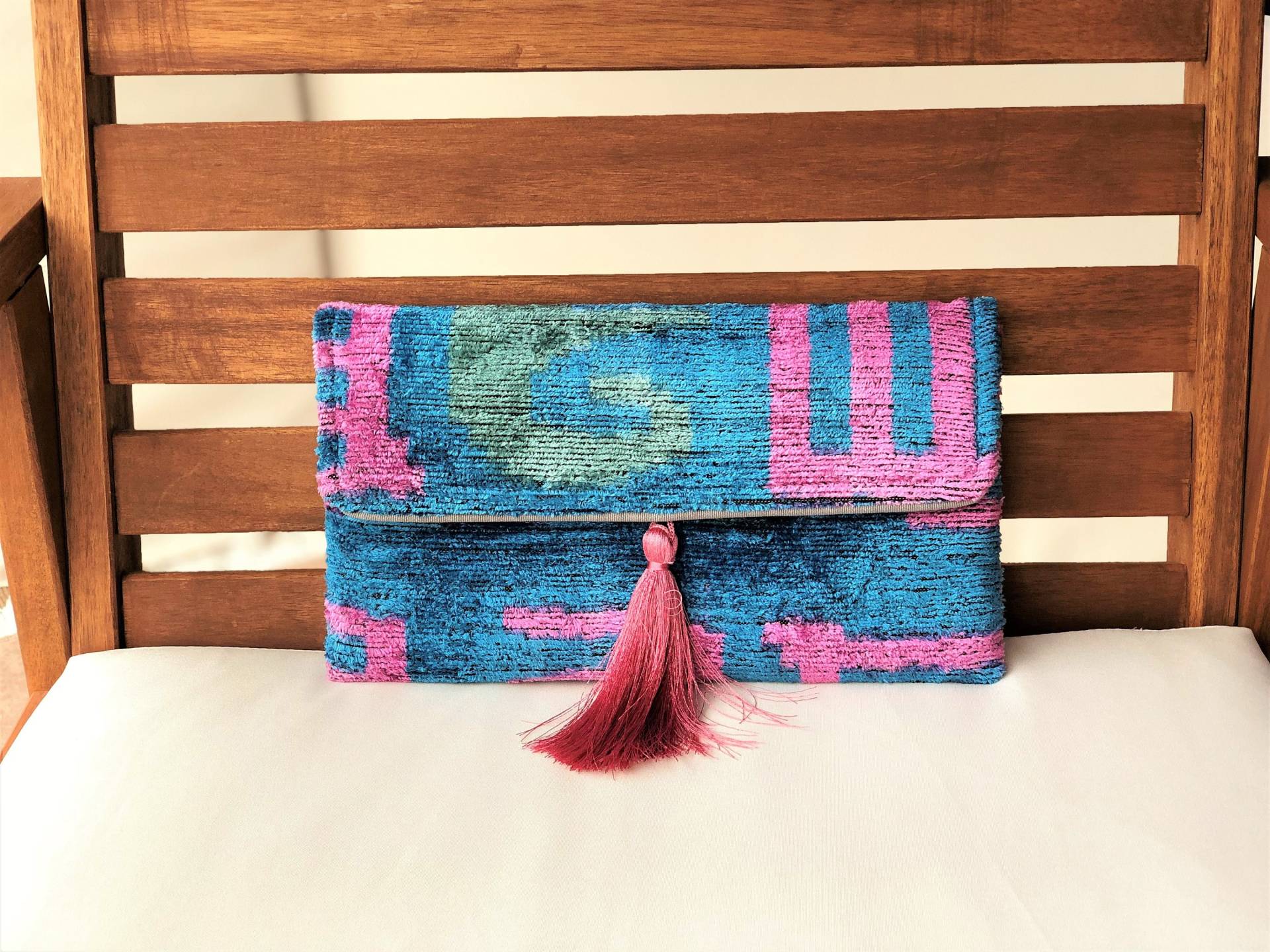 Ikat Clutch Aus Seidensamt Boho Abendtasche Mit Quaste von TheBagroomCo