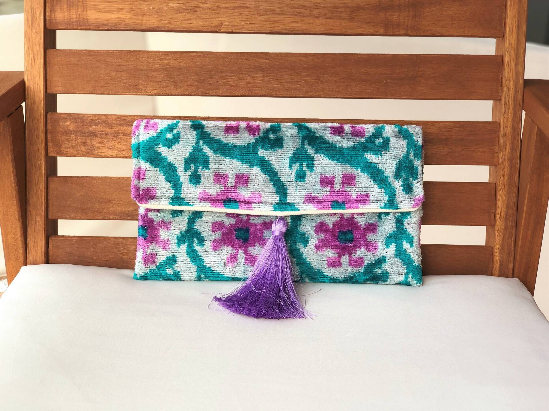 Ikat Seidensamt Clutch Bag Türkis & Flieder Boho Chic von TheBagroomCo