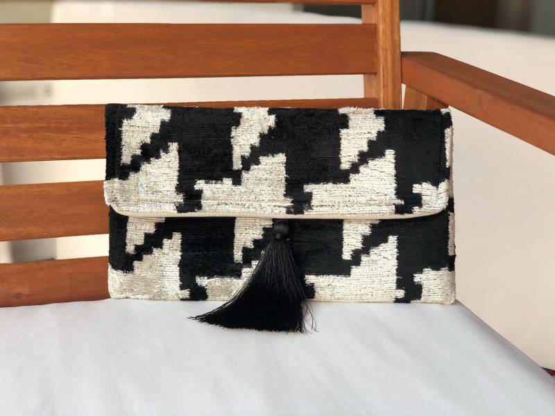 Schwarz & Weiße Seide Ikat Clutch Bag Boho Abendtasche von TheBagroomCo