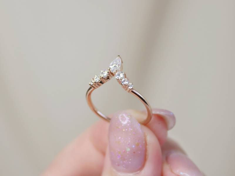 Diademring Mit Moissanit Oder Diamanten, Kronenring, Diamant Ehering, Chevron V-Form Ring, Massivgold 14K von TheBeaLine