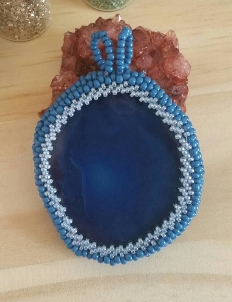 Wendbare Perlengefädelte Geo-Scheibe, Blauer Anhänger, Halskette von TheBeadedRealm