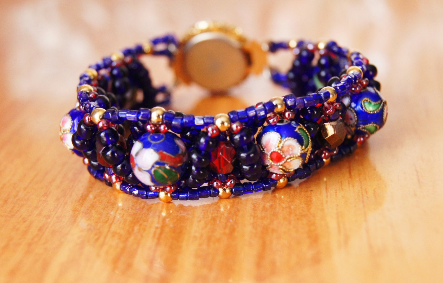 Perlen Armband Mit Cloisonne Perlen, Feuer, Polierte Kristalle Und Gold Filigraner Spange Perlen Armband Mit Cloisonne Perlen, Feuer, Polierte Kristalle Und Gold Filigraner Spange von TheBeadedXang