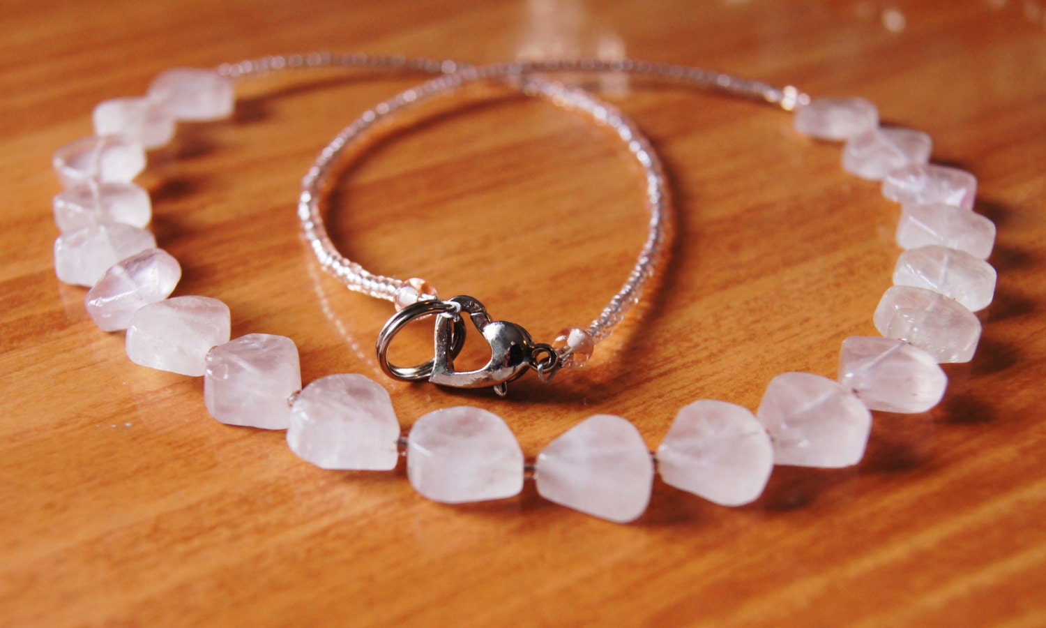 Quarz Und Seed Bead Halskette Mit Herz-Schließe Quarz Und Seed Bead Halskette Mit Herz-Schließe von TheBeadedXang