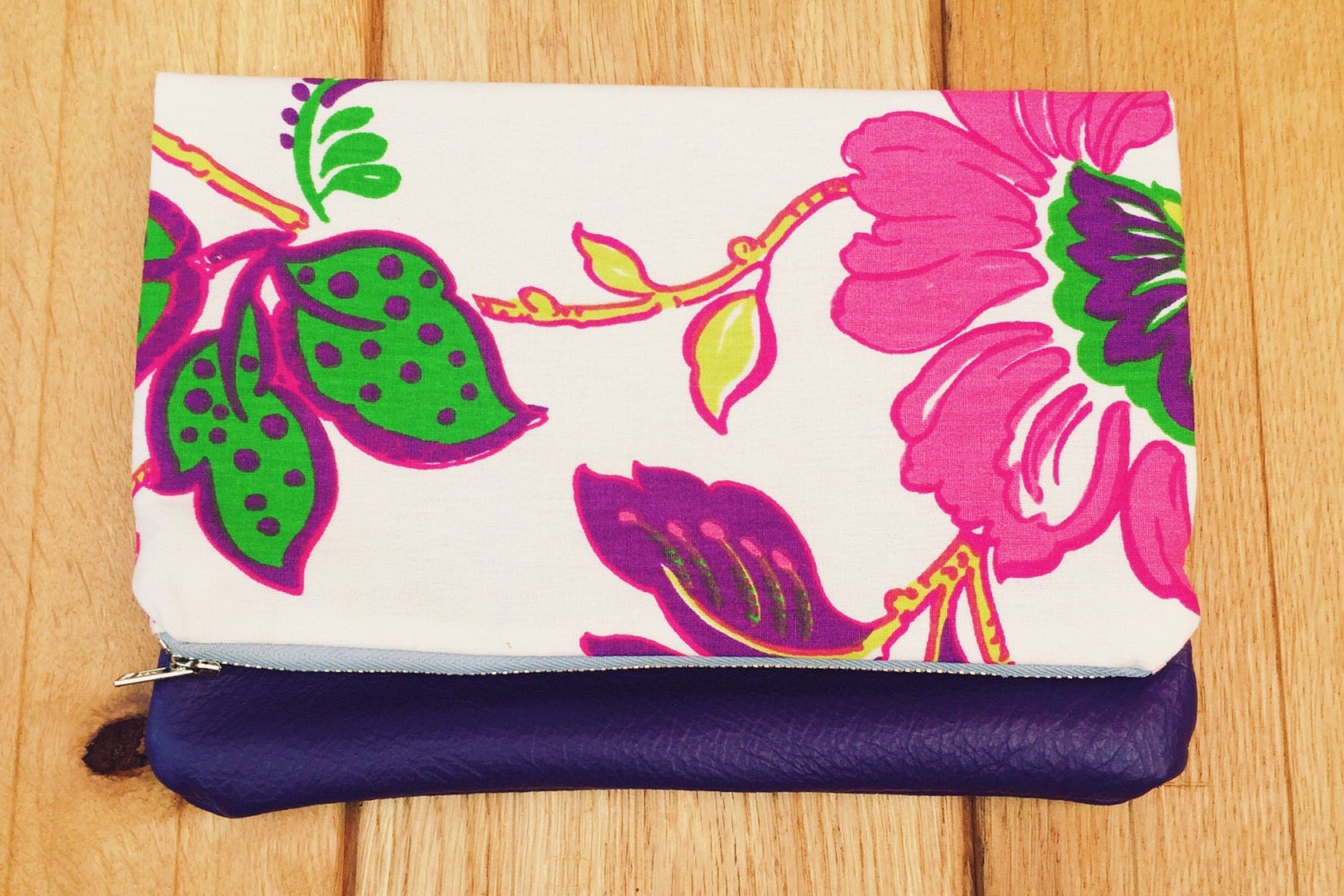 Sarah - Geblümte Und Echte Leder Fold Over Clutch Geldbörse, Reißverschluss, Lila, Snap Sarah - Geblümte Und Echte Leder Fold Over Clutch Geldbörse, Reißverschluss, Lila, Snap von TheBearAndLionCo