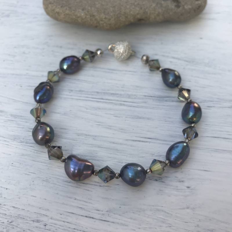 Edles Perlenarmband, Graue Süßwasserperlen Und Swarovski, Magnetverschluß von TheBeautifulOneShop