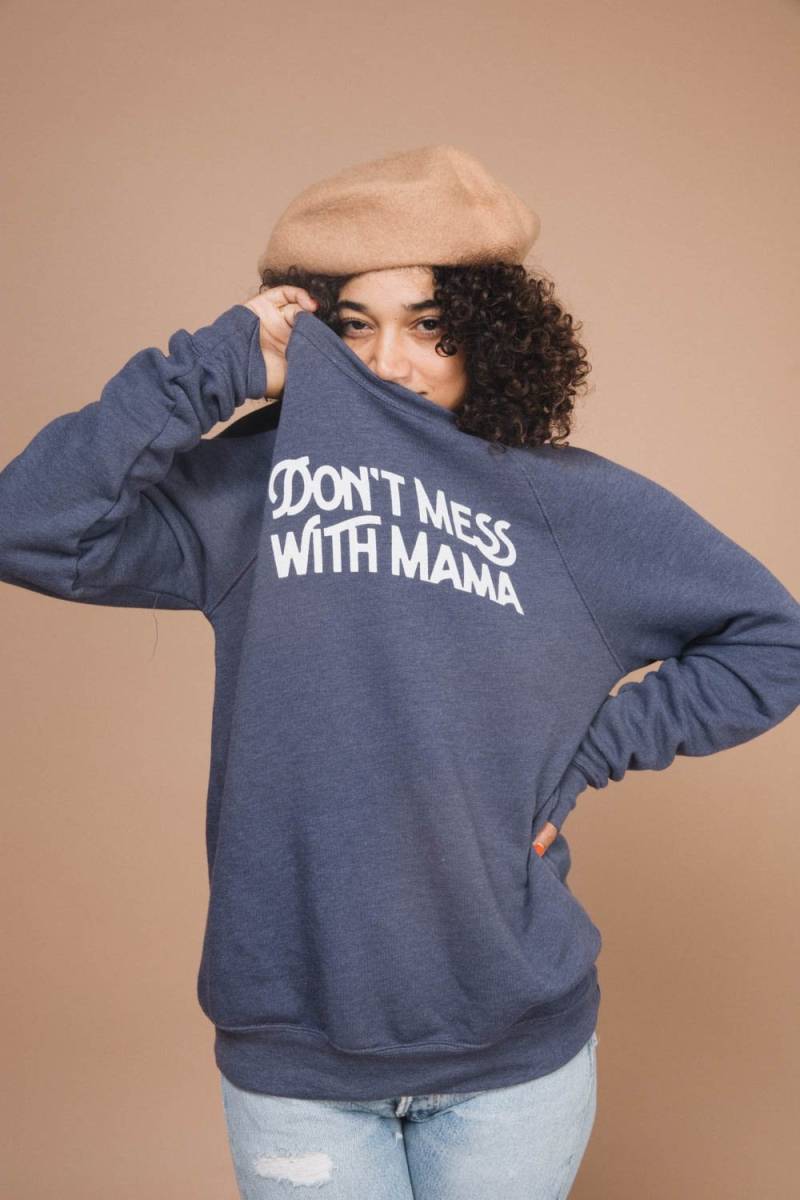 Leg Dich Nicht Mit Mama An | Unisex Sweatshirt von TheBeeandTheFox