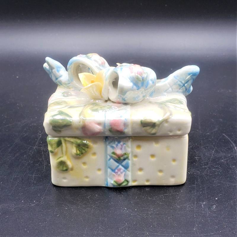 Perlmuttfarbene Irisierende Bemalte Pastell Porzellan Geschenkbox Mit Schleife Florale Schmuckschachtel 3, 5" X 3" Ringbox Vorschlag Hochzeit von TheBeeskneesTreasure