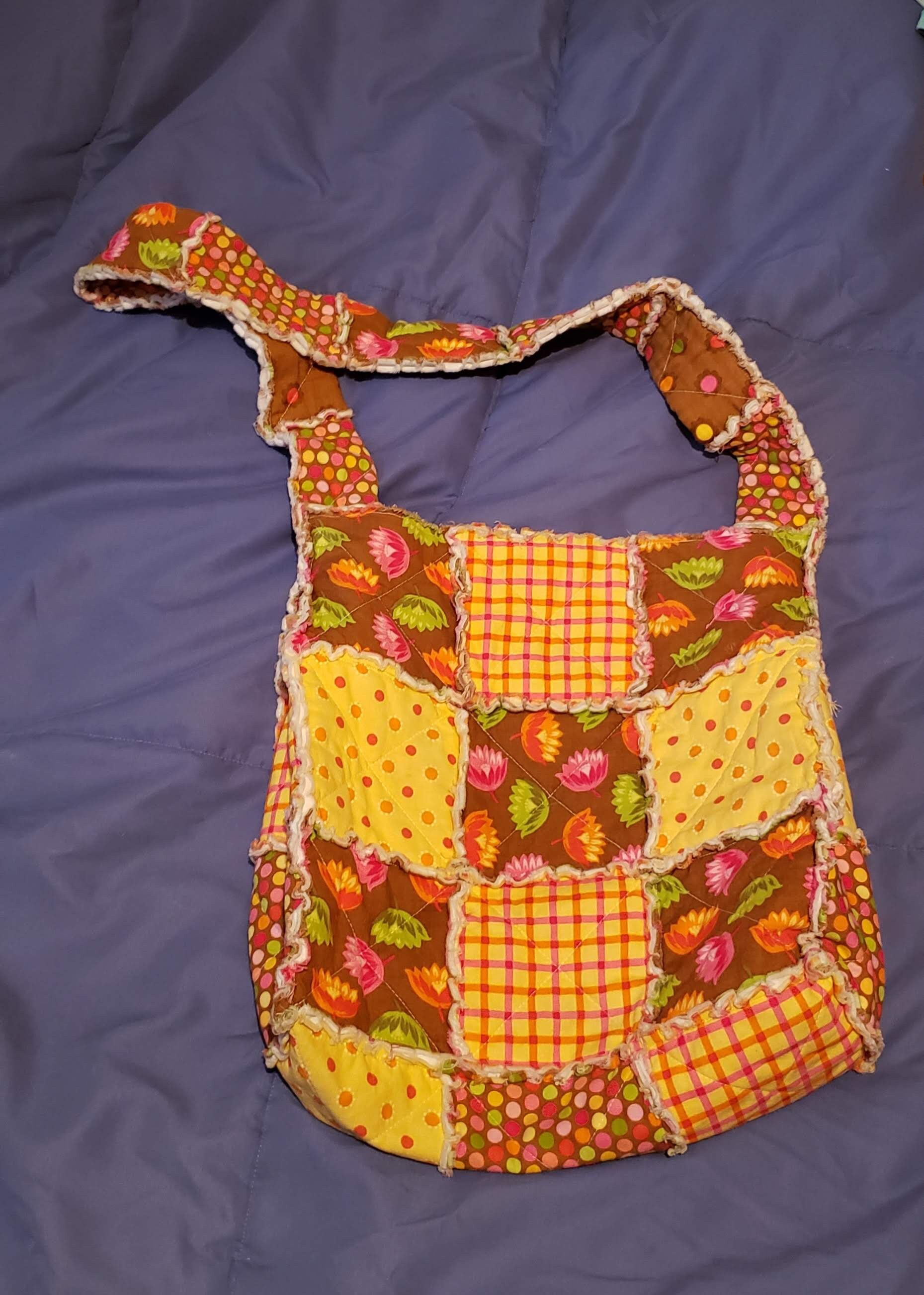 Retro Vintage Selbstgemachte Handgestickte Handtasche - Quilted Stoff Langes Riemen von TheBeeskneesTreasure
