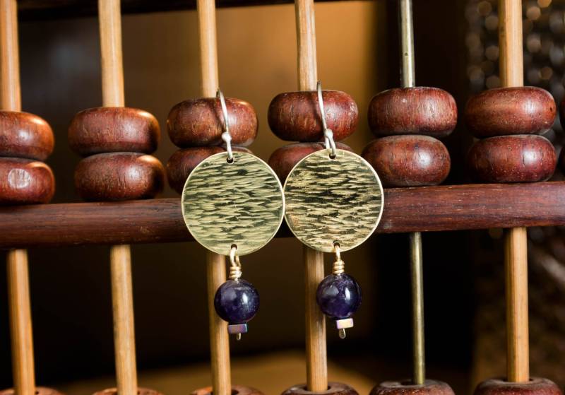 Modern Und Elegant, Gehämmert Messing Amethyst Baumeln Ohrringe, Februar Geburtsstein, Geschenk Für Sie, Handwerker Schmuck Modern Und Elegant, Gehämmert Messing Amethyst Baumeln Ohrringe, Februar Geburtsstein, Geschenk Für Sie, Handwerker Schmuck von TheBentMoon