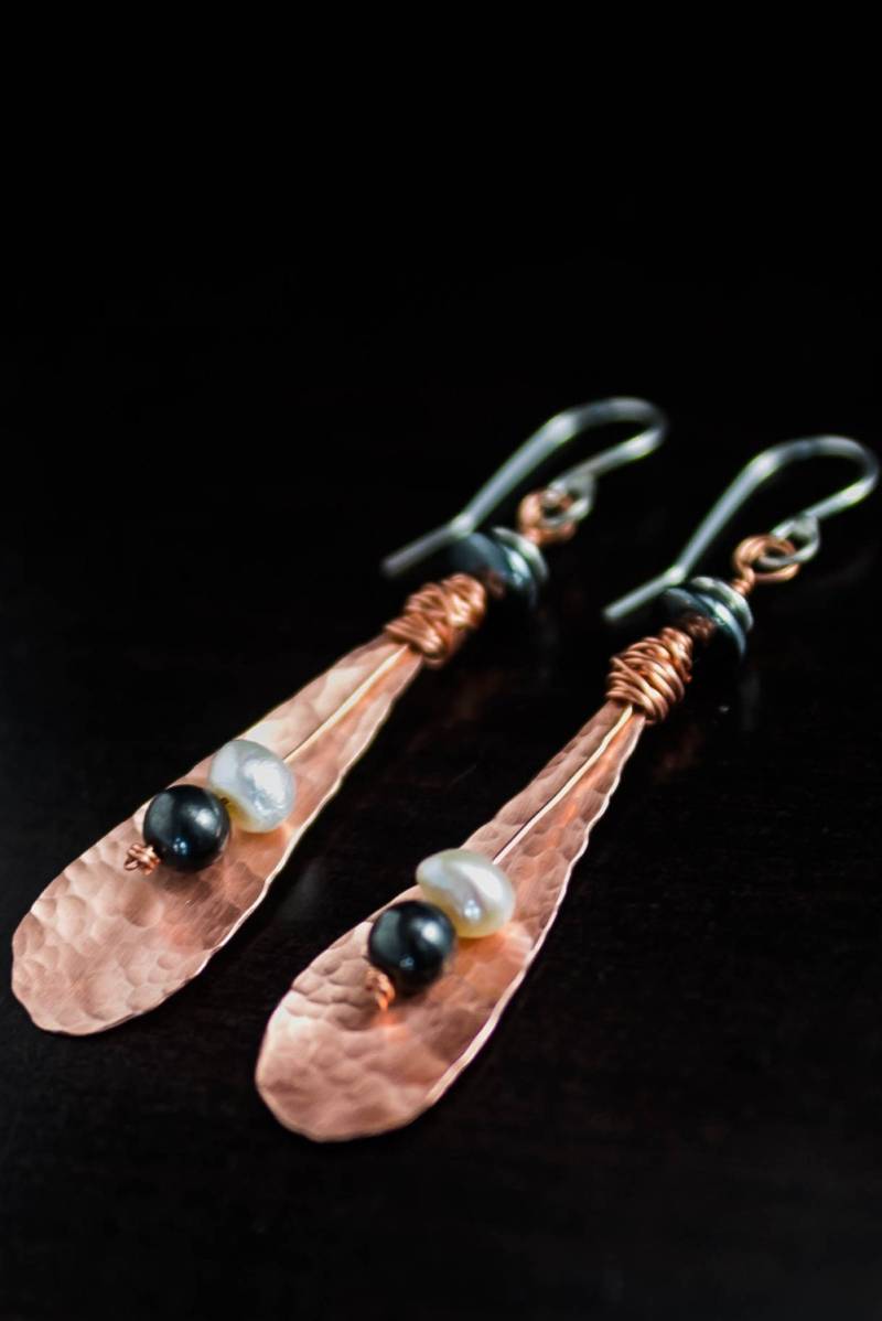 Teardrop Gemischt Metall Ohrringe, Gehämmert, Kupfer Und Argentium Silber Handwerker Schmuck, Süßwasser-Perlen, Hämatit Versilberten Perlen Teardrop Gemischt Metall Ohrringe, Gehämmert, Kupfer Und Argentium Silber Handwerker Schmuck, Süßwasser-Perlen, Hämatit Versilberten Perlen von TheBentMoon