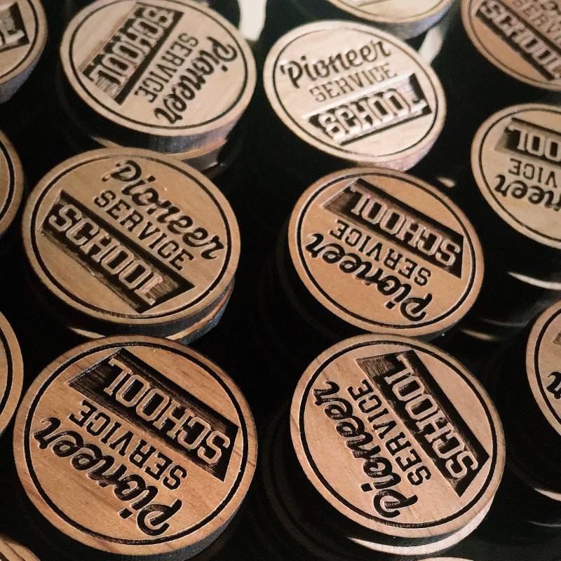 Pionier Dienst Schule Laser Gravierte Holz Anstecknadel - Jw Geschenke Jw Bestes Leben Überhaupt Org von TheBestLifeEverShop