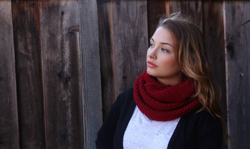 Bordeauxfarbener Infinity-Strickschal. Roter Strickschal. Strickschal Im Herbst. Strickzubehör. Gestrickter Weinroter Schlauchschal. Schal Geschenk von TheBirdTales