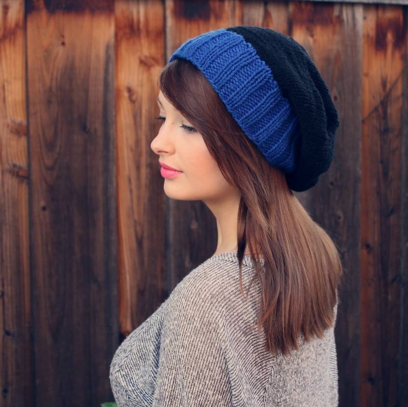 Damen Wintermütze. Gestrickte Slouchy Beanie. Schwarz Und Kobaltblaue Fall Slouch Strickmütze. Herbst Weihnachtsgeschenk. Herbstmützen von TheBirdTales