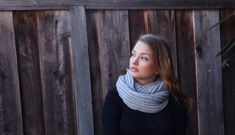 Grauer Strick-Endlosschal. Winter Strickschal. Gestrickter Schal. Strick Accessoires. Grauer Winterschal. Weihnachtsgeschenk Für Sie von TheBirdTales