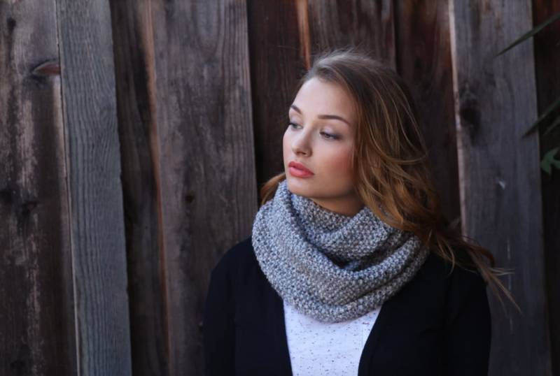 Grauer Strick-Infinity-Schal. Herbstgrauer Strickschal. Herbstschal Für Frauen. Gestrickter Schal. Chunky Herbstschal von TheBirdTales