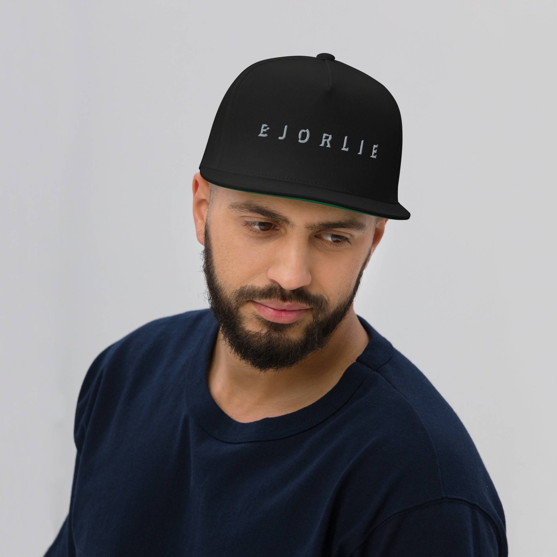 Bjorlie Cap Mit Besticktem Label Modern Urban Flat Bill | Unisex Bjorlie Cap Mit Besticktem Label Modern Urban Flat Bill | Unisex von TheBjorlieCollection