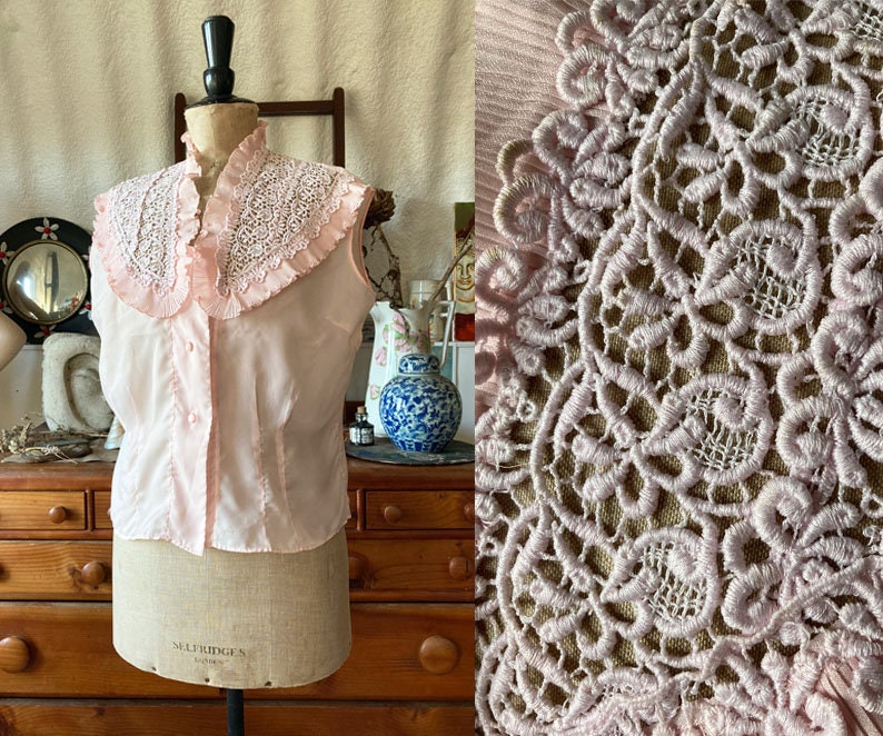Größe 14/1950Er Jahre Blassrosa Bluse Mit Spitzenkragen Detail 50Er Semi Sheer Vintage Spitzen Top Gr von TheBlackCatVBoutique