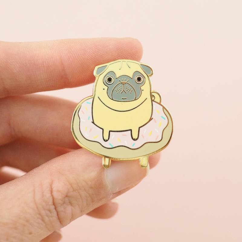 Mops Pin, Geschenk, Hund Donut Pool Party Sommer Geschenke, Brosche, Abzeichen, Emaille Anstecknadel, Niedlicher von TheBlackPugPress
