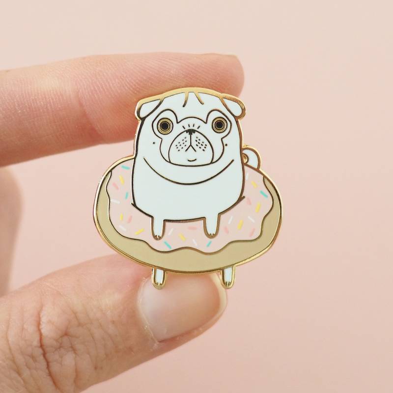 Mops Pin, Geschenk, Weißer Hund Donut Pool Party Geschenke, Abzeichen, Emaille Anstecknadel, Niedlicher Mops Pin, Geschenk, Weißer Hund Donut Pool Party Geschenke, Abzeichen, Emaille Anstecknadel, Niedlicher von TheBlackPugPress