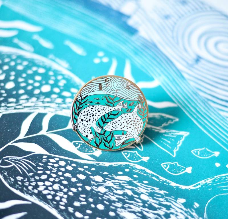 Hafen Robbe Emaille Pin Anstecker Mit Gold-Finish Hafen Robbe Emaille Pin Anstecker Mit Gold-Finish von TheBlackPugPress