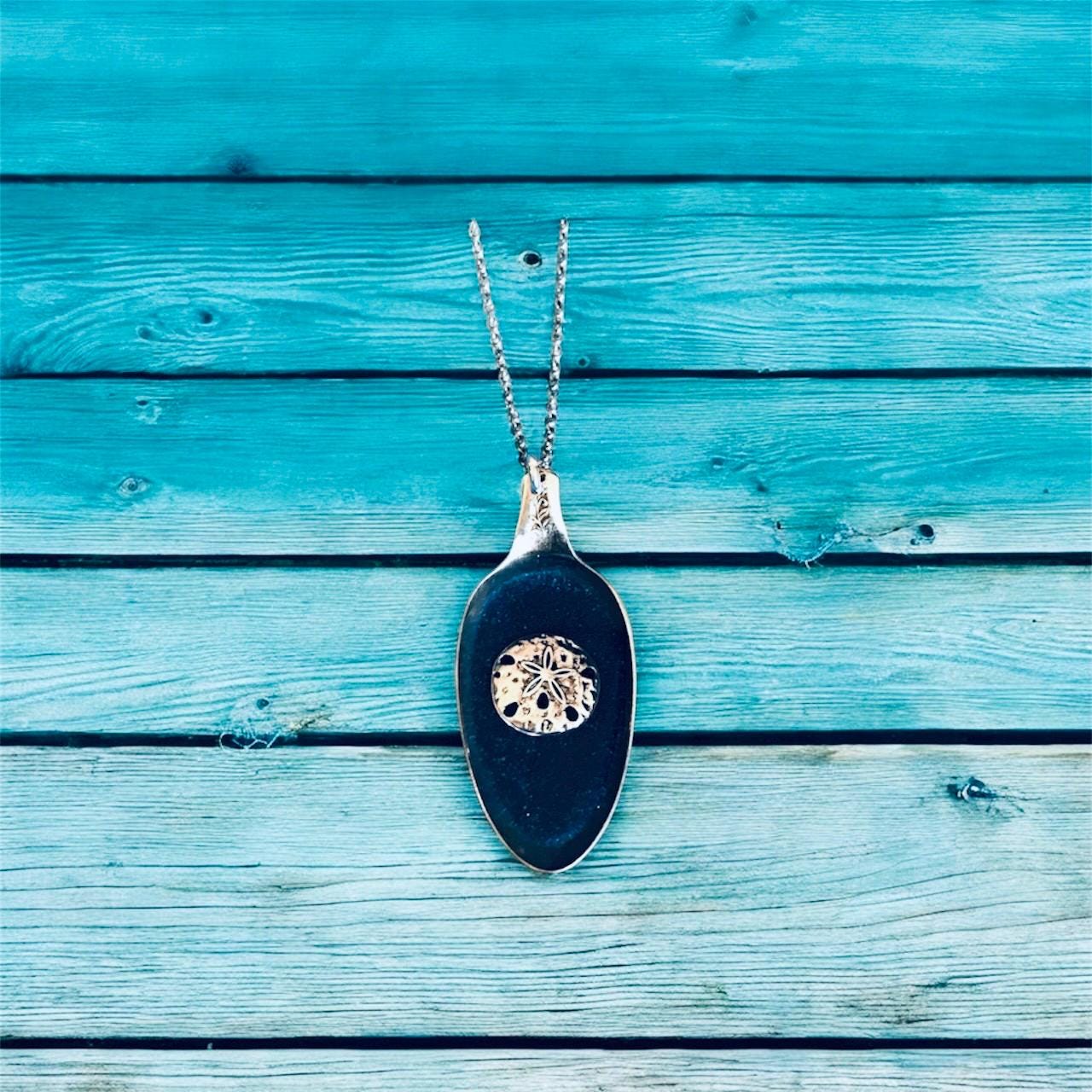Vintage Löffel-Halskette #1441, Sanddollar, Resin von TheBlackberrySpoon