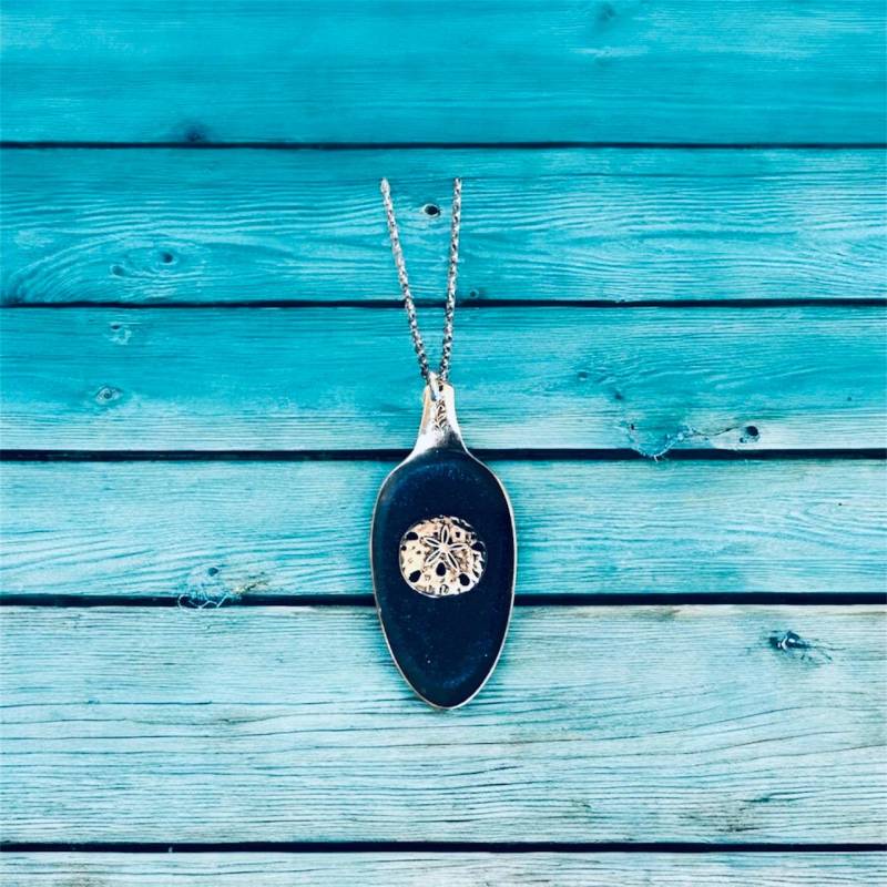 Vintage Löffel-Halskette #1441, Sanddollar, Resin von TheBlackberrySpoon