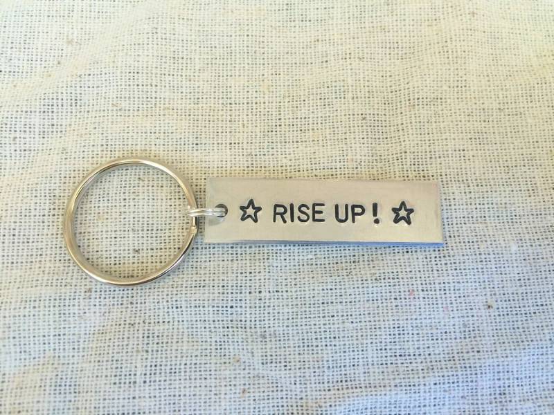 "Hamilton Rise Up "Rise Up" Schlüsselband, Schlüsselanhänger, Alexander Problem, Geschenk Für Fan, Silber Handgestempelt." von TheBlackbirdBijou