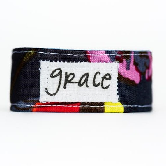 Inspirierende Armband, Segnung Band™, Geheime Message Grace Fabric-Manschette, Quotenarmband, Inspirationsmansche von TheBlessingBand