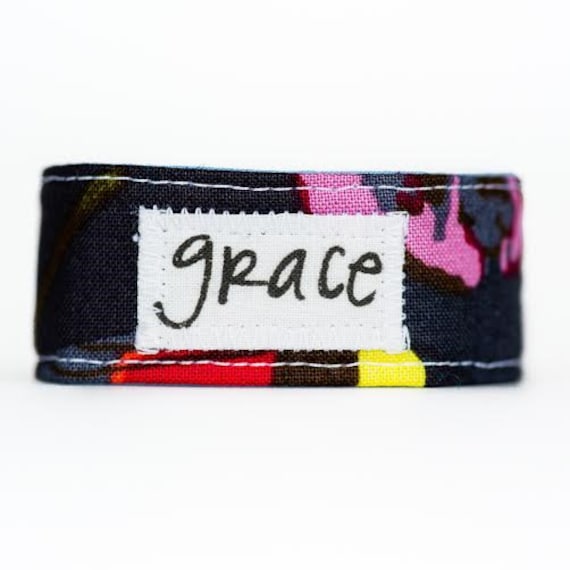 Inspirierende Armband, Segnung Band™, Geheime Message Grace Fabric-Manschette, Quotenarmband, Inspirationsmansche von TheBlessingBand