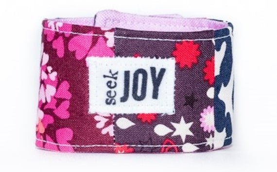 Inspirierende Armband, Segnung Band ©, Secret Message Seek Joy Cuff, Inspirational Jewelry, Quote Inspiration Cuff von TheBlessingBand