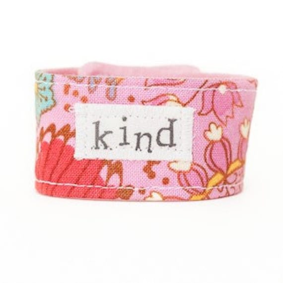 Kinderarmband, Kinder-Inspirierendes Armband, Manschettenarmband Für Kinder, Stoffarmband, Pink Floral Kind Kid " S Blessing Band © von TheBlessingBand