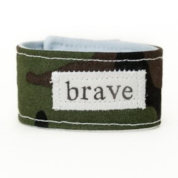 Kinderarmband, Kinderinspiratives Armband, Armband Für Kinder, Stoffarmband, Grüne Camoflage Brave Kid Es Blessing Band© von TheBlessingBand