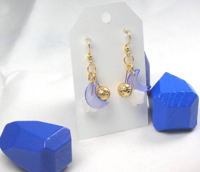 Ohrringe Ohrstecker Ohrhänger Mit Quarz Sternen Vergoldeter Edelstahl Messing Sternenhimmel Planeten Saturn Lava Glas Gold Blau Weiß Ohrringe Ohrstecker Ohrhänger Mit Quarz Sternen Vergoldeter Edelstahl Messing Sternenhimmel Planeten Saturn Lava Glas Gold Blau Weiß von TheBlingOffice