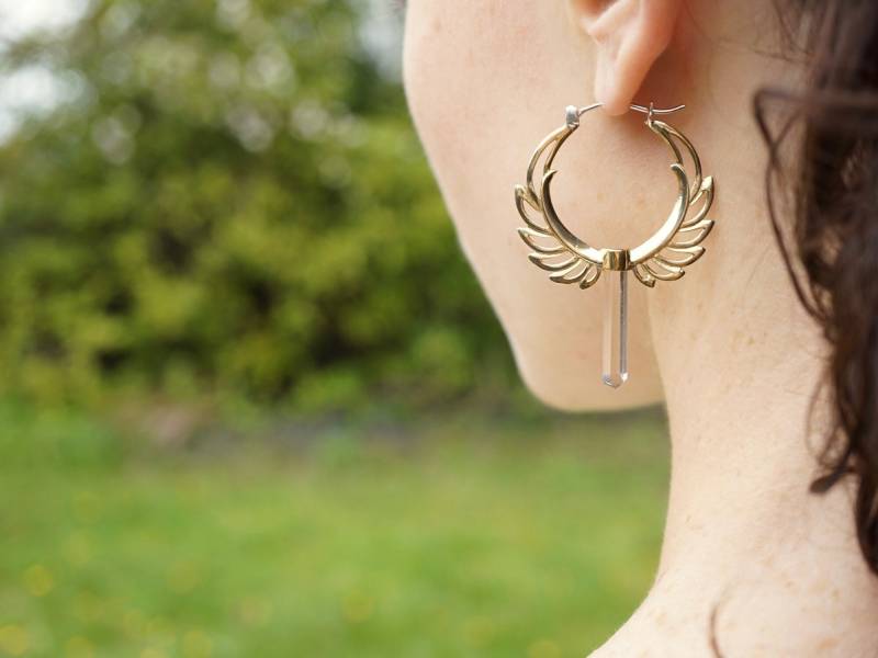 Feder Creolen - Klare Quarz Punkte Boho Ohrringe Mond Göttin Geschenk Für Sie | 090B von TheBlissfulCo