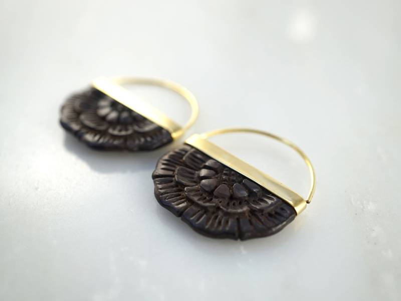 Holz Ohrringe - Blumen Creolen Klein Goldfarben | 163B von TheBlissfulCo