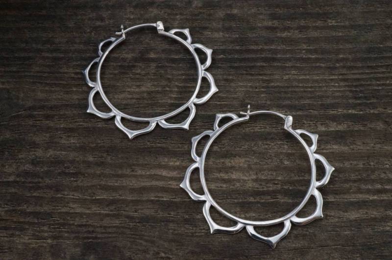 Mittlere Lotus Creolen Aus Massivem Sterling Silber | 082S von TheBlissfulCo