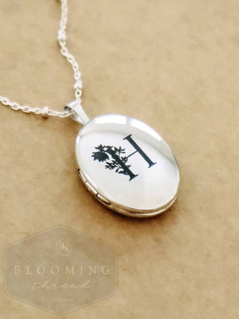 Benutzerdefinierte Gravierte Medaillon Halskette - Personalisierte Sterling Silber Foto Locket Mit Einem Beliebigen Initial Benutzerdefinierte Gravierte Medaillon Halskette - Personalisierte Sterling Silber Foto Locket Mit Einem Beliebigen Initial von TheBloomingThread