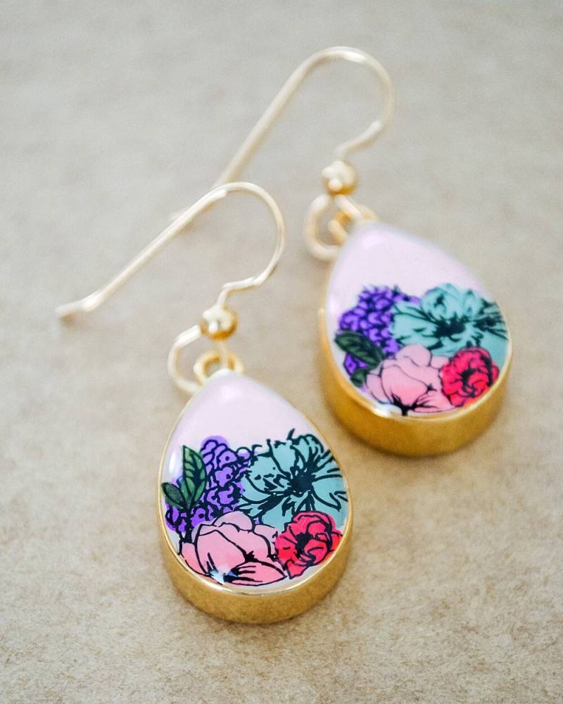 Blumenbemalte Hängeohrringe - Gold Filled Ohrringe von TheBloomingThread