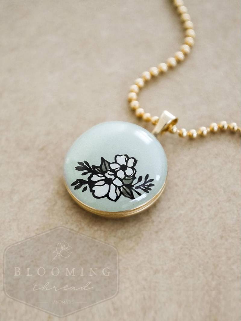 Emaille Gold Filled Runde Medaillon - Einfache & Minimalist Magnolie Blume Halskette von TheBloomingThread