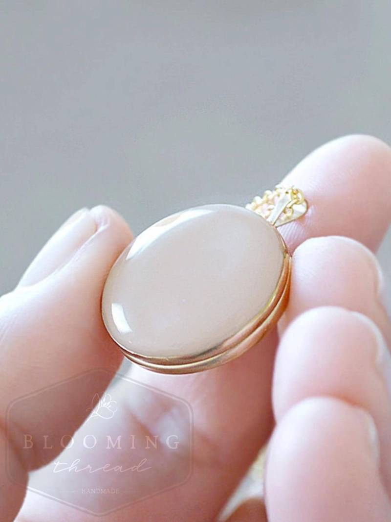 Große Runde Gold Filled Medaillon Halskette - Emaille Schmuck Große Runde Gold Filled Medaillon Halskette - Emaille Schmuck von TheBloomingThread