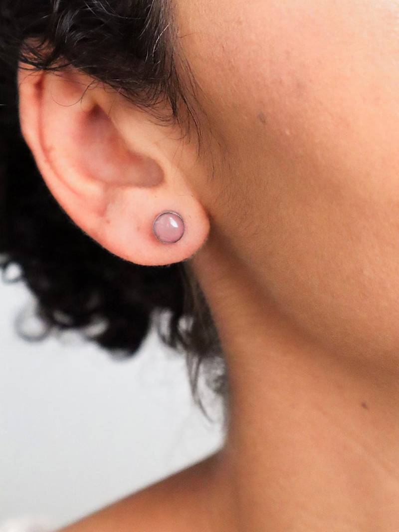 Hübsche Alltagsohrstecker - Große Runde Edelstahl-Emaille-Ohrstecker Mauve Pink Oder Personalisieren Mit Jeder Farbe von TheBloomingThread