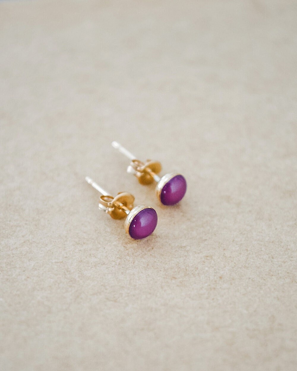 Kleine Gold Filled Lünette Ohrstecker - Jede Emaille Farbe Kleine Gold Filled Lünette Ohrstecker - Jede Emaille Farbe von TheBloomingThread