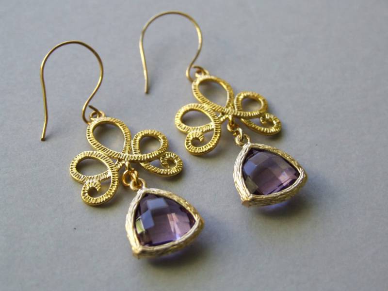 Hängeohrringe Lotus, Gold Textur Amethyst Welpe Facettierte Kristalle, Brautjungfern, Juni Hochzeiten Hängeohrringe Lotus, Gold Textur Amethyst Welpe Facettierte Kristalle, Brautjungfern, Juni Hochzeiten von TheBlossomKiss