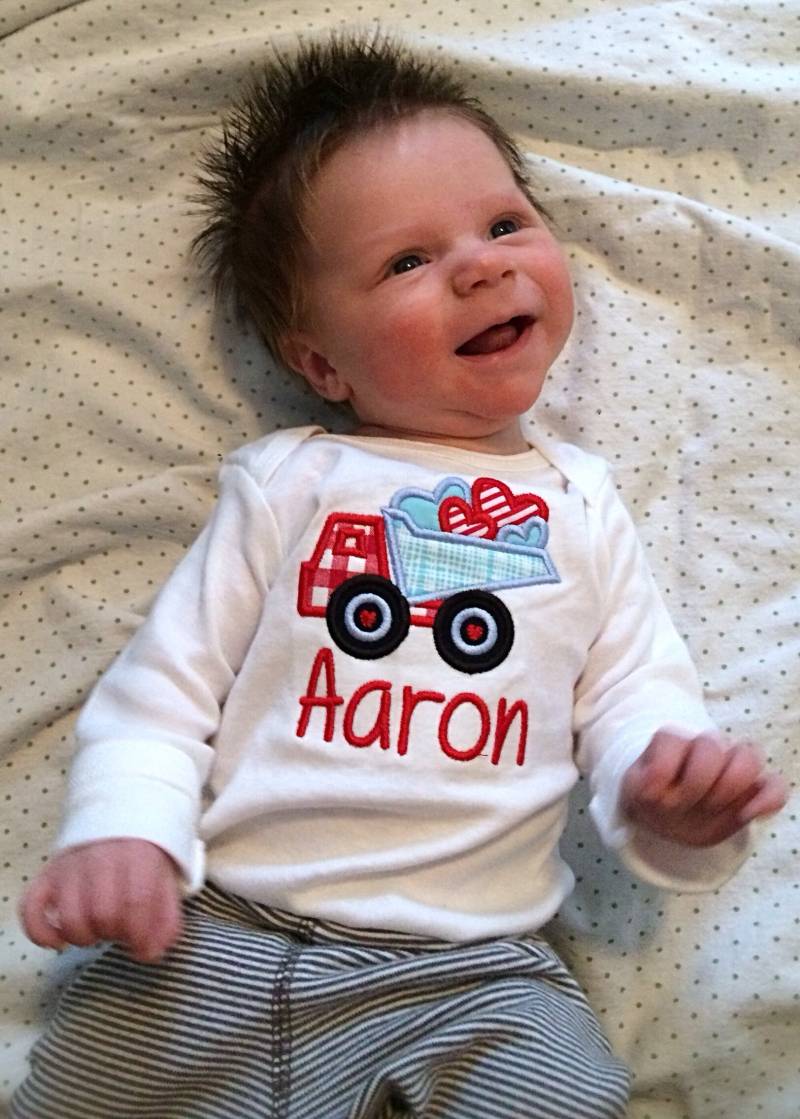 Personalisierte Valentinstag Lkw Herz Shirt Oder Body Baby-Jungen Kleiner Junge von TheBlueSage