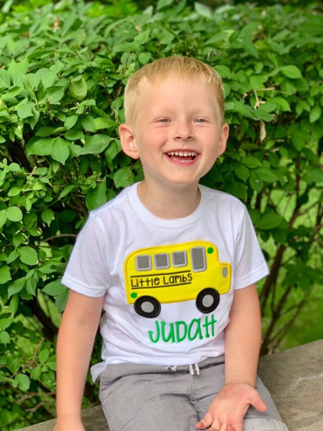 Personalisiertes Back To School Schulbus Shirt von TheBlueSage